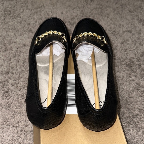 Cliffs by WHITE MOUNTAIN Textured Black Loafers with Gold Accent - Picture 3 of 4